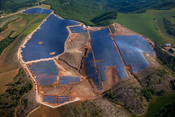 Photos aériennes de centrales solaires des Mées dans les Alpes-de-Haute-Provence (04)