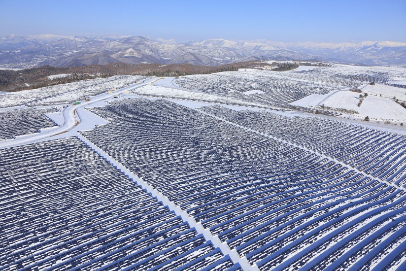 FRANCE - Alpes-de-Haute-Provence - Neige en Provence. Vues aériennes de la vallée de la Durance au niveau des Mées sous la neige suite à la vague de froid de février 2012. Centrale solaire, champs d'olivier, canal et Durance (55 photos)  Voir le reportage sur Divergence-Images