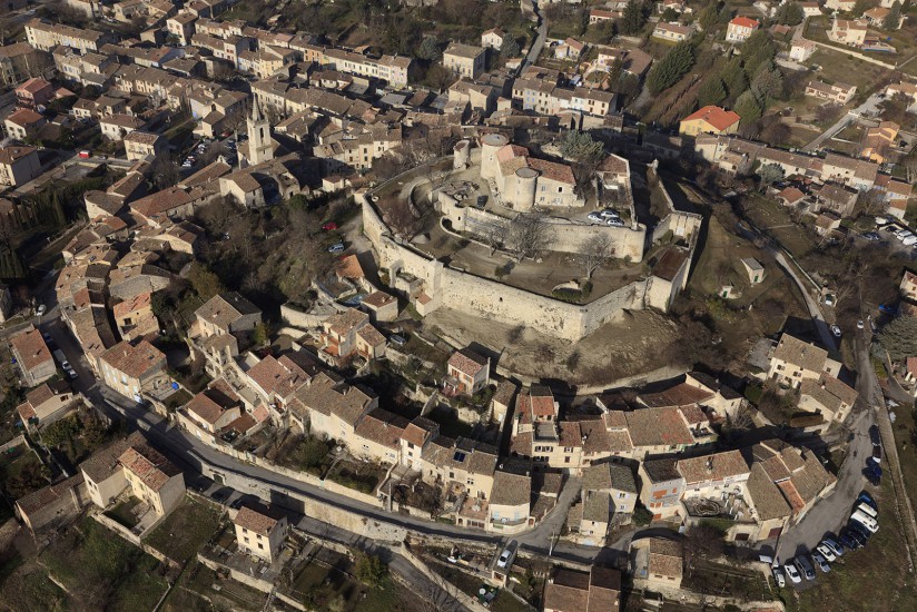 FRANCE - Paca - Alpes-de-Haute-Provence - Le Pays de Forcalquier. Vues aériennes de la partie Est du parc régional du Luberon. Forcalquier, Mane, Lurs, les dômes des téléscopes de Saint-Michel-l'Observatoire et le centre départemental d'astronomie. Voir le reportage sur Divergence-Images