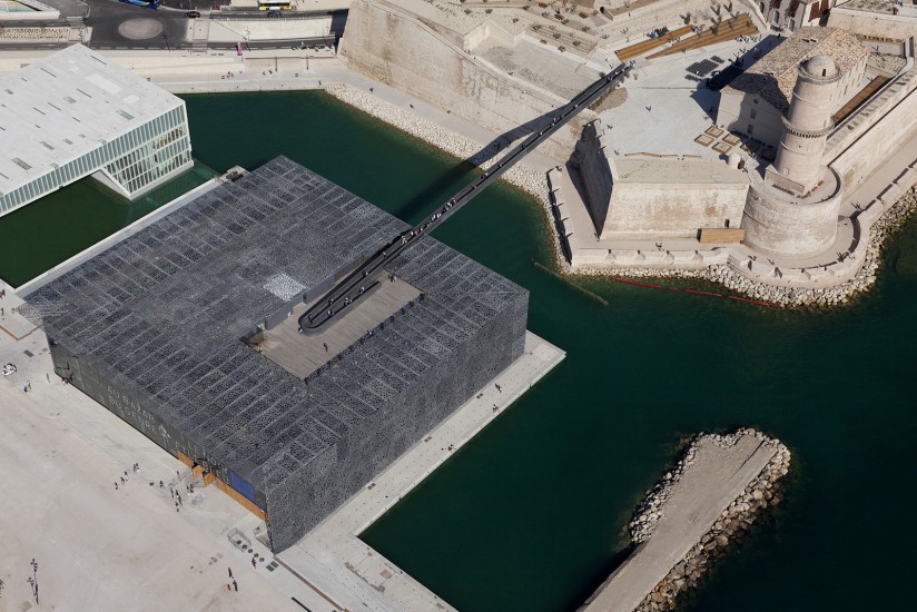 FRANCE - Provence - Vues aériennes du Mucem de Marseille. Vues aériennes du Musée des Civilisations de l'Europe et de la Mediterranee, architecte Rudy Ricciotti et Roland Carta et Villa Méditerranée de Stéphane Boeri et le fort Saint Jean et le Vieux Port. Survol en helicoptère.  Voir le reportage sur Divergence- Images