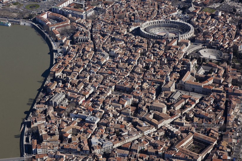 FRANCE - Provence - Bouches-du-Rhône - Le pays d'Arles. Vues aériennes de la ville d'Arles et de ses environs. Fontvieille et l'abbaye de Montmajour. (67 photos) Voir le reportage sur Divergence-Images