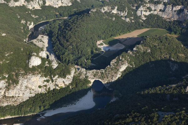 Vue aerienne des gorges de l’Ardeche et de la grotte Chauvet