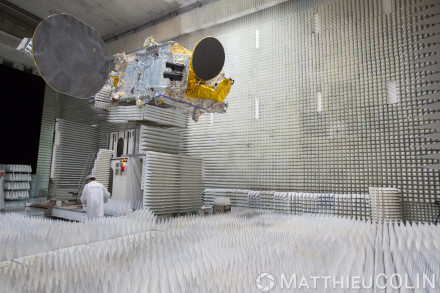 Intégration de satellite civil et militaire de télécoms et d'observation radar et optique, salle propre ou salle blanche ISO 8, chambre anéchoïque ou chambre sourde pour essais d'émission et réception