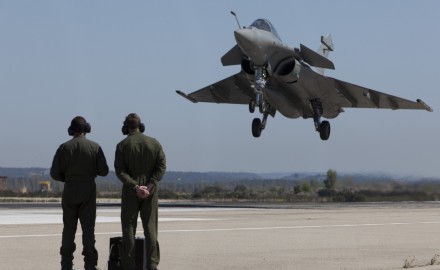 Avion de combat Rafale sur la base aérienne d'Istres