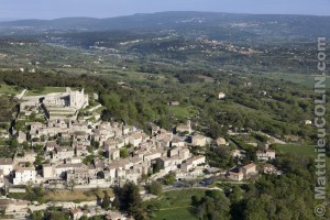 France, Vaucluse (84), Parc Naturel Régional du Luberon, village de Lacoste, Chateau La Coste de Pierre Cardin (vue aérienne)