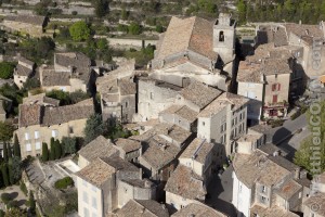 France, Vaucluse (84), Parc Naturel Régional du Luberon, village perché de Gordes, labellisé Les Plus Beaux Villages de France (vue aérienne)