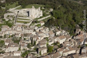 France, Vaucluse (84), Parc Naturel Régional du Luberon, village de Lacoste, Chateau La Coste de Pierre Cardin (vue aérienne)