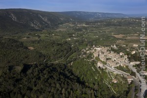 France, Vaucluse (84), Parc Naturel Régional du Luberon, Bonnieux  (vue aérienne)