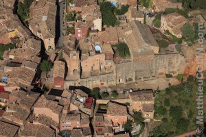 France, Vaucluse (84), parc naturel régional du Luberon, Roussillon, labellisé Les Plus Beaux Villages de France (vue aérienne)