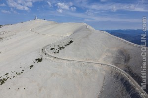 France, Vaulcuse (84),  Bédoin, sommet du Mont Ventoux l'été, D974, tour de l'observatoire, observatoire météorologique et émetteur de television, point culminant du Mont Ventoux à 1911 mètres (vue aérienne)