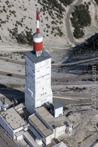 France, Vaulcuse (84),  Bédoin, sommet du Mont Ventoux l'été, D974, tour de l'observatoire, observatoire météorologique et émetteur de television, point culminant du Mont Ventoux à 1911 mètres (vue aérienne)