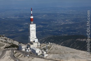 France, Vaulcuse (84),  Bédoin, sommet du Mont Ventoux l'été, D974, tour de l'observatoire, observatoire météorologique et émetteur de television, point culminant du Mont Ventoux à 1911 mètres (vue aérienne)
