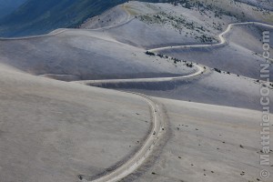 France, Vaulcuse (84),  Bedoin, sommet du Mont Ventoux l'été, D974 (vue aérienne)