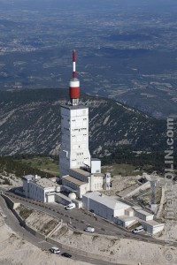 France, Vaulcuse (84),  Bédoin, sommet du Mont Ventoux l'été, D974, tour de l'observatoire, observatoire météorologique et émetteur de television, point culminant du Mont Ventoux à 1911 mètres (vue aérienne)