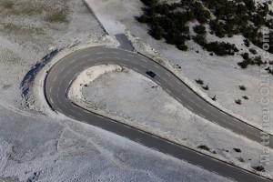 France, Vaulcuse (84),  Bédoin, sommet du Mont Ventoux l'été, D974, virage en épingle (vue aérienne)