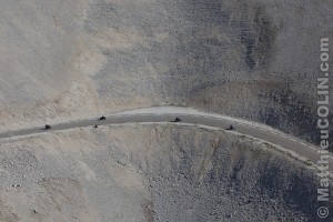 France, Vaulcuse (84),  Bédoin, sommet du Mont Ventoux l'été, D974, motos à l'ascension de la montagne (vue aérienne)