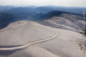 France, Vaulcuse (84),  Bedoin, sommet du Mont Ventoux l'été, D974 (vue aérienne)