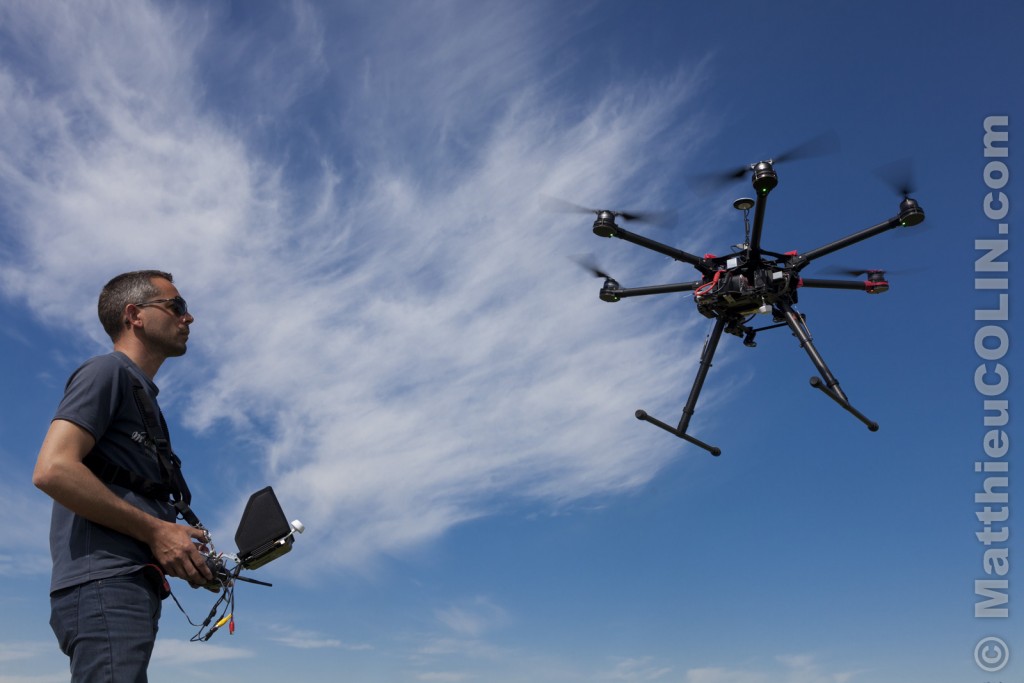 Pilote professionnel de drone ou télépilote à l'entrainement avec un drone hexacopter DJI S900 homologué pouvant embarquer