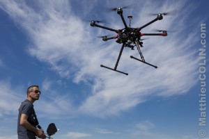 France, Bouches-du-Rhône (13), pilote professionnel de drone ou télépilote à l'entrainement avec un drone hexacopter DJI S900 homologué pouvant embarquer du matériel photo ou vidéo  (Modele Release  ok)