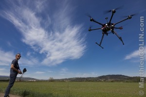 France, Bouches-du-Rhône (13), pilote professionnel de drone ou télépilote à l'entrainement avec un drone hexacopter DJI S900 homologué pouvant embarquer du matériel photo ou vidéo  (Modele Release  ok)