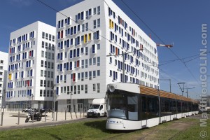 France, Bouches-du-Rhône  (13), Marseille, Euromed ou euroméditerranée, la Joliette, Euromed Center, immeuble de bureau Astrolabe, Tramway