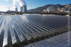 France, Ardèche (07), Curas, centrale solaire photovoltaïque Cap Vert Energie sur des serres agricoles au pied de la centrale nucléaire de Cruas-Meysse et ses deux éoliennes (vue aérienne)