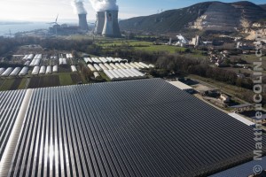 France, Ardèche (07), Curas, centrale solaire photovoltaïque Cap Vert Energie sur des serres agricoles au pied de la centrale nucléaire de Cruas-Meysse et ses deux éoliennes (vue aérienne)