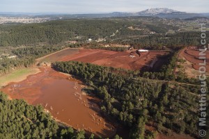 France, Bouches-du-Rhone (13), Gardanne, site de Mange-Garri à Bouc-Bel-Air où sont traités les résidus de bauxite avec deux filtres-presses de l'usine Alteo de production d'alumine calcinee à partir de bauxite, couleur ocre, importée de Guinée. dont les effluents liquides chargés de soudes et métaux lourds sont rejetées dans le Parc National des Calanques de Marseille, ville d'Aix-en-Provence et montagne Sainte Victoire en arrière plan (vue aérienne)