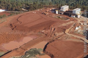 France, Bouches-du-Rhone (13), Gardanne, site de Mange-Garri à Bouc-Bel-Air où sont traités les résidus de bauxite avec deux filtres-presses de l'usine Alteo de production d'alumine calcinee à partir de bauxite, couleur ocre, importée de Guinée. dont les effluents liquides chargés de soudes et métaux lourds sont rejetées dans le Parc National des Calanques de Marseille (vue aérienne)