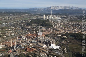 France, Bouches-du-Rhone (13), Gardanne, usine Alteo de production d'alumine calcinee à partir de bauxite, couleur ocre, importée de Guinée. dont les effluents liquides chargés de soudes et métaux lourds sont rejetées dans le Parc National des Calanques de Marseille (vue aérienne)