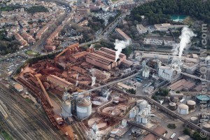 France, Bouches-du-Rhone (13), Gardanne, usine Alteo de production d'alumine calcinee à partir de bauxite, couleur ocre, importée de Guinée. dont les effluents liquides chargés de soudes et métaux lourds sont rejetées dans le Parc National des Calanques de Marseille (vue aérienne)