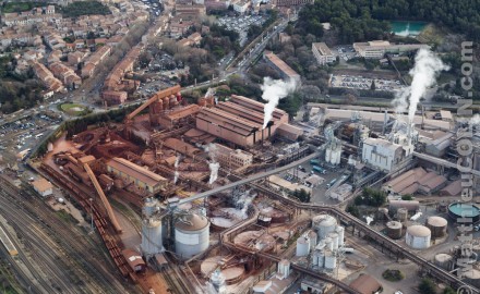 France, Bouches-du-Rhone (13), Gardanne, usine Alteo de production d'alumine calcinee à partir de bauxite, couleur ocre, importée de Guinée. dont les effluents liquides chargés de soudes et métaux lourds sont rejetées dans le Parc National des Calanques de Marseille (vue aérienne)