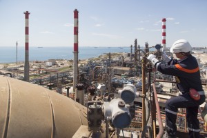 France, Bouches-du-Rhône (13), Martigues, site pétrochimique de Lavéra, raffinerie Petroineos qui alimente le  vapocraqueur de Naphtachimie, filliale de Total et Ineos.