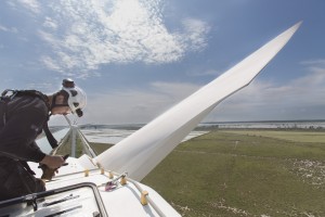 France, Bouches-du-Rhône (13), Camargue, parc éolien de Fos-sur-mer, 850 kw, 25 éoliennes de 75m de haut, entretien par la société Vestas d'une éolienne, techniciens sur la nacelle pour l'entretien