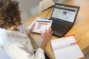 France, Bouches-du-Rhône (13),  Marseille, femme cadre au bureau, ordinateur portable, téléphone, tablette, agenda