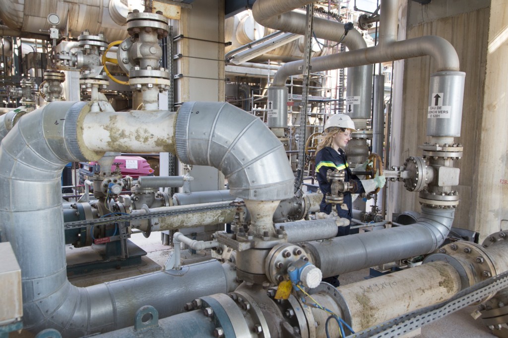 Martigues, site pétrochimique de Lavéra, raffinerie Petroineos qui alimente le vapocraqueur de Naphtachimie