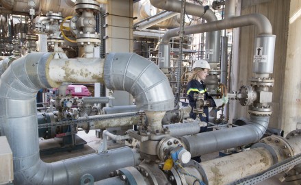 France, Bouches-du-Rhône (13), Martigues, site pétrochimique de Lavéra, raffinerie Petroineos qui alimente le  vapocraqueur de Naphtachimie, filliale de Total et Ineos.