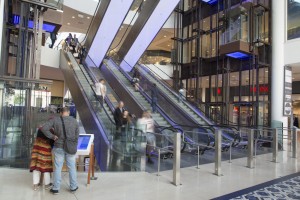 France, Bouches-du-Rhône (13), Marseille, quartier Euroméditerranée, Les terrasses du Port, centre commerciale avec 190 commerces. Escalator