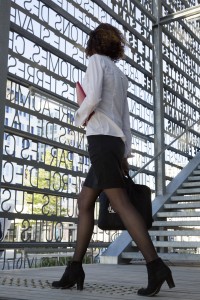 France, Bouches-du-Rhône (13),  Marseille, quartier d'affaire euroméditerranée, La Joliette, femme cadre sortant du bureau