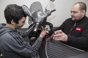 france, Bouches-du-Rhône, Marseille, Atelier Aprilia, Cour Lieutaud, jeune en apprentissage en mécanique dans ce garage pour scooter