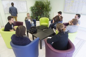 France, Bouches-du-Rhône (13), Marseille, Institut de Formation en Masso-Kinésithérapie de Marseille ou IFKM, étudiants dans le hall d'entrée