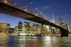 Etats-Unis, New York, Manhattan, pont de Brroklyn devant la skyline de nuit avec le One World Trade Center (1WTC)