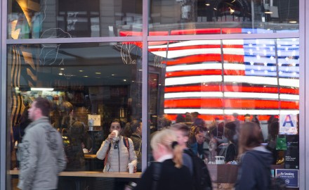 Etats-Unis, New York, Manhattan, Times Square et le drapeau américain ou american flag