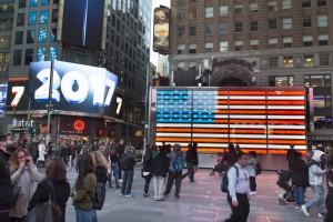 Etats-Unis, New York, Manhattan, Times Square et le drapeau américain ou american flag