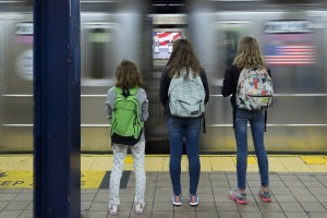 Etats-Unis, New York, Manhattan, jeunes adolecents touristes dans le métro