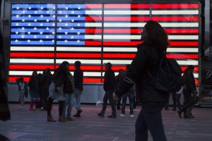 Etats-Unis, New York, Manhattan, Times Square et le drapeau américain ou american flag