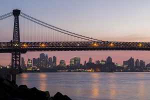 Etats-Unis, New York, Brooklyn, Williamsburg, pont suspendu de Williamsburg sur l'East River en face de Manhattan de nuit