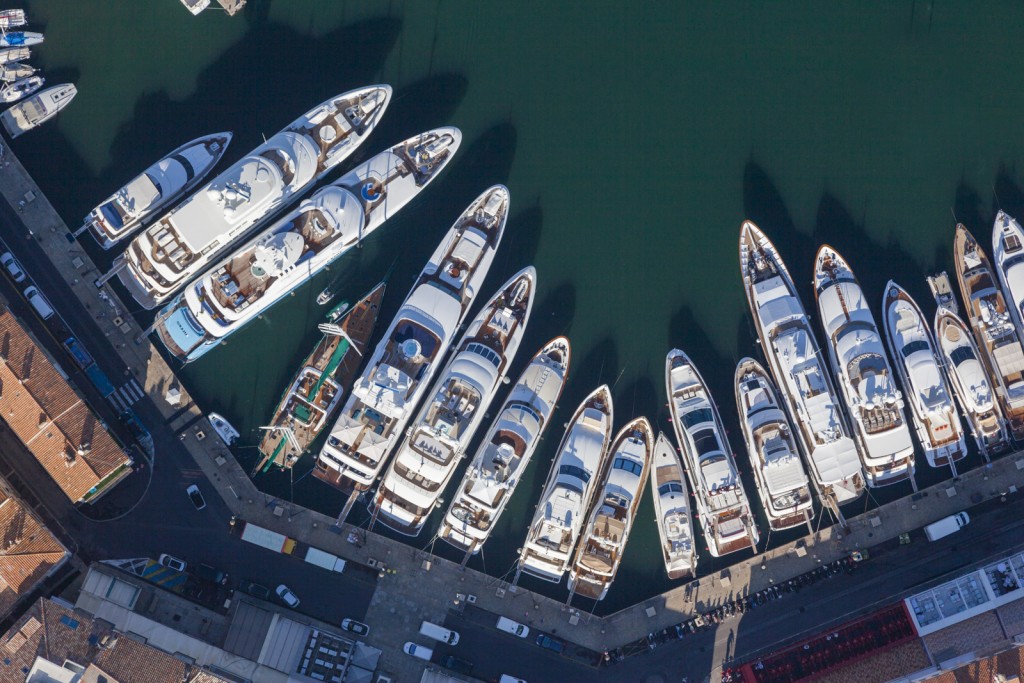 Golfe de Saint Tropez, Prequ'île de Saint Tropez, village de Saint Tropez, le port, yacht de luxe (vue aérienne)
