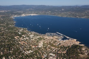 France, Var (83), Golfe de Saint Tropez, Prequ'île de Saint Tropez, village de Saint Tropez, le port, yacht de luxe  (vue aérienne)