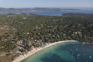 France, Var (83), presqu'ile de Saint-Tropez, commune de Ramatuelle, plages de Pampelonne, villas avec piscine et vue mer de la Capilla ou Capon (vue aerienne)